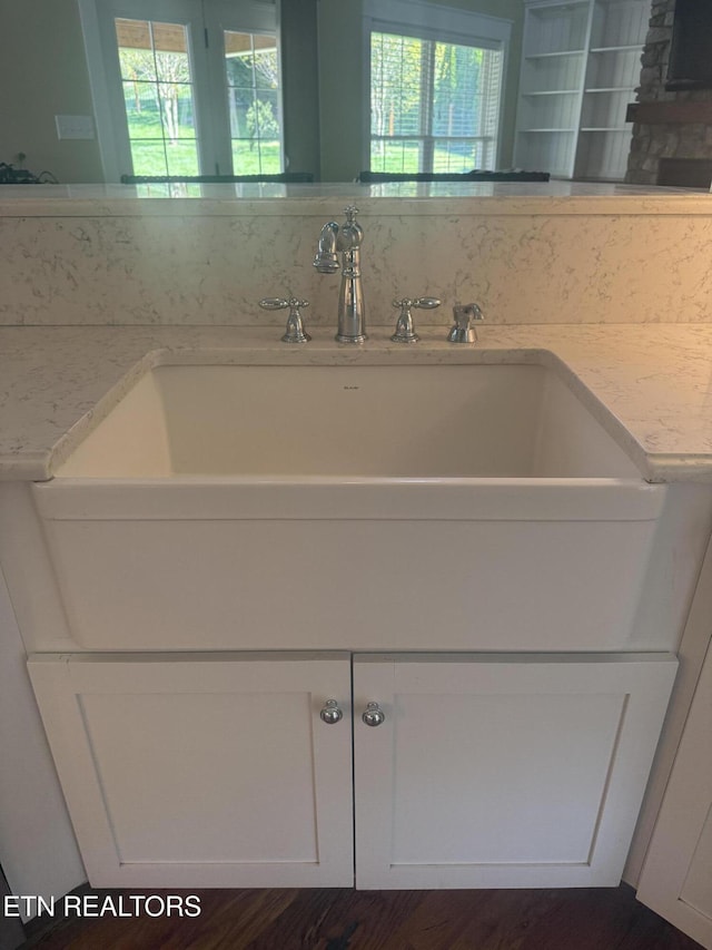 11969 Lakehurst Ln, Knoxville, TN 37934 - bathroom featuring decorative backsplash and wood finished floors