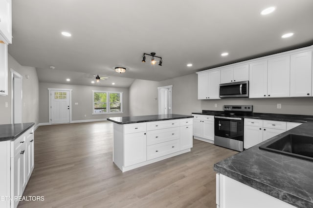 kitchen with stainless steel appliances, a ceiling fan, recessed lighting, and dark countertops