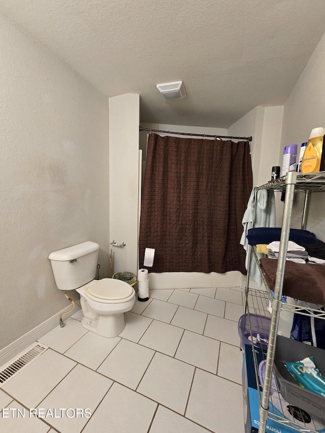 full bathroom with a textured ceiling, visible vents, toilet, and a shower with curtain