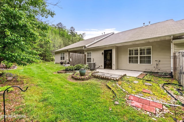 7143 La Christa Way, Knoxville, TN 37921 - back of property featuring a yard and a patio area