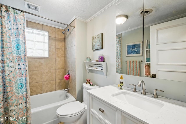 full bath featuring shower / bath combo, crown molding, toilet, visible vents, and a textured ceiling