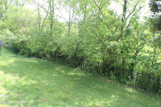 184 Danielle Ct, Harrogate, TN 37752 - view of yard featuring a fenced backyard and a forest view