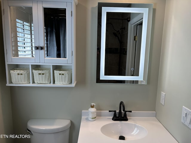 1713 Cardinal Dr, Gatlinburg, TN 37738 - bathroom featuring a tile shower, toilet, and a sink