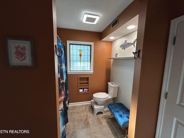 1713 Cardinal Dr, Gatlinburg, TN 37738 - full bath featuring tile patterned flooring, a shower with shower curtain, toilet, visible vents, and a textured ceiling
