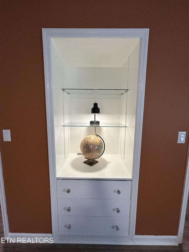 1713 Cardinal Dr, Gatlinburg, TN 37738 - interior details with baseboards