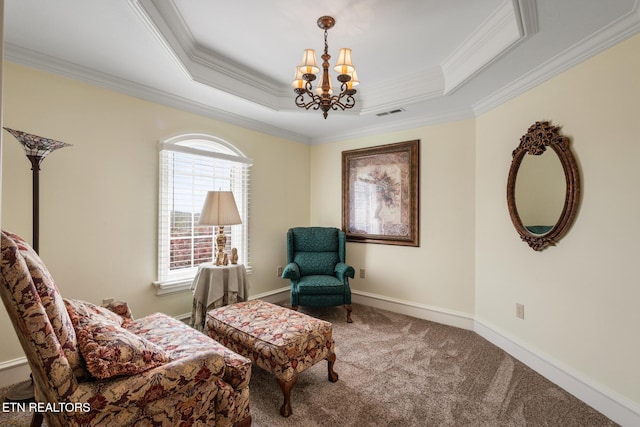 living area featuring a chandelier, carpet, a tray ceiling, visible vents, and ornamental molding