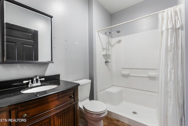full bathroom with toilet, vanity, and a shower with shower curtain