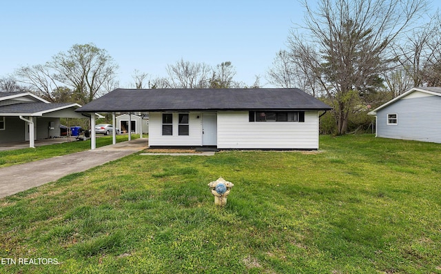 view of front of house featuring a front lawn, driveway, and a carport