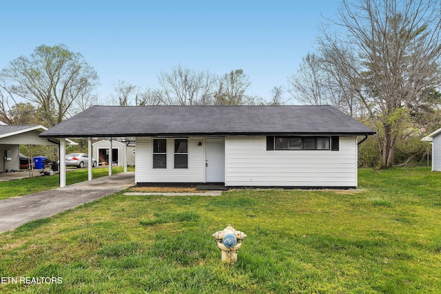 view of front facade featuring a front lawn, driveway, and a carport