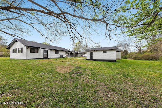 view of yard with an outdoor structure