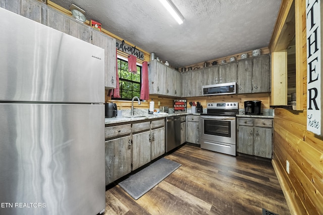 901 Sunrise Blvd, Sevierville, TN 37862 - kitchen with stainless steel appliances, a textured ceiling, dark wood-style floors, and a sink