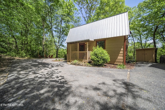 901 Sunrise Blvd, Sevierville, TN 37862 - garage featuring covered porch and aphalt driveway
