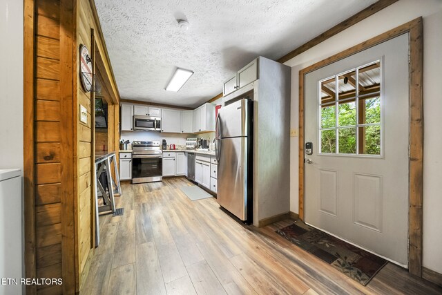 901 Sunrise Blvd, Sevierville, TN 37862 - kitchen with visible vents, light countertops, a textured ceiling, light wood-style flooring, and stainless steel appliances