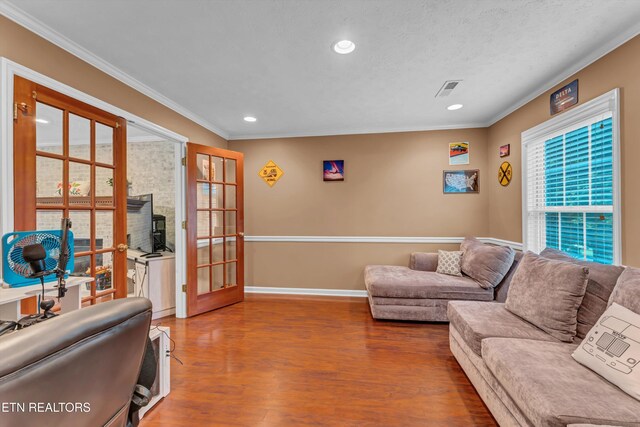 living room featuring a healthy amount of sunlight, recessed lighting, visible vents, and wood finished floors