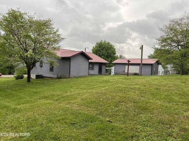 922 W Central Ave, Lafollette, TN 37766 - view of yard featuring an outbuilding and central AC