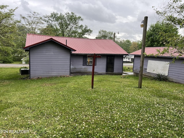 922 W Central Ave, Lafollette, TN 37766 - rear view of property with a lawn and metal roof