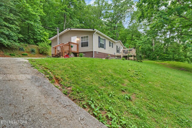 119 Sunset View Dr, Kingston, TN 37763 - view of front facade featuring crawl space, a wooden deck, and a front yard