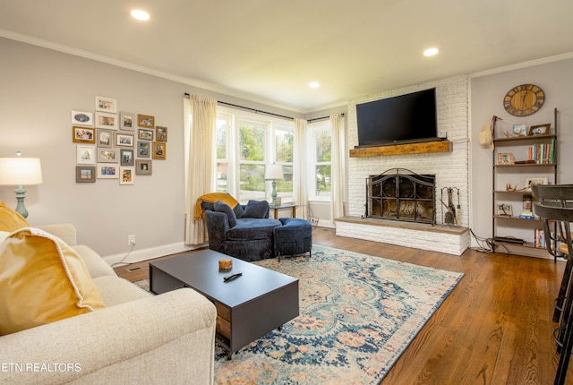 living area featuring crown molding, wood finished floors, a fireplace, baseboards, and recessed lighting