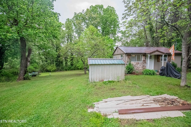 view of yard with an outdoor structure and a shed