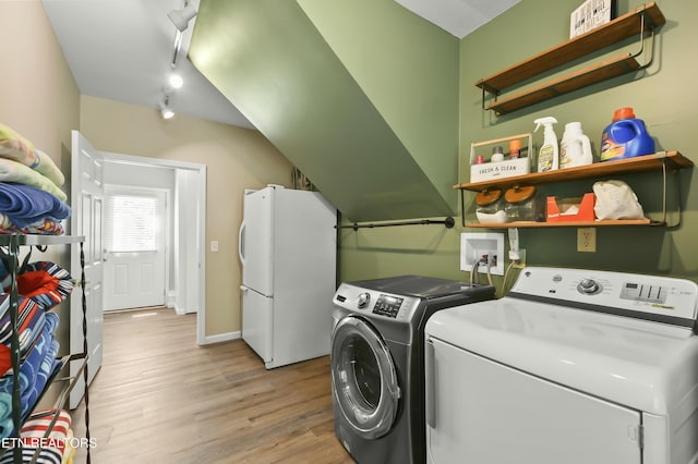 1517 Deerfield Way, Lafollette, TN 37766 - laundry area featuring separate washer and dryer, baseboards, laundry area, and light wood-type flooring