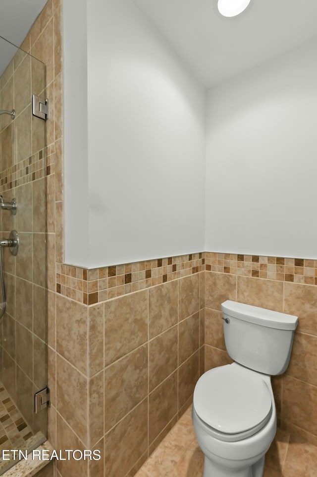 1517 Deerfield Way, Lafollette, TN 37766 - full bath featuring toilet, tile walls, a wainscoted wall, and a stall shower