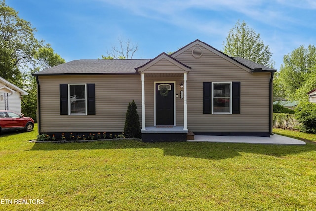 view of front facade with a front lawn