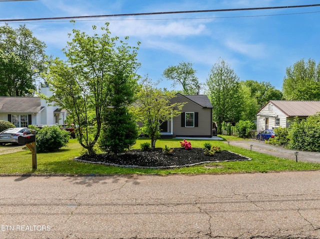 view of front facade with a front yard