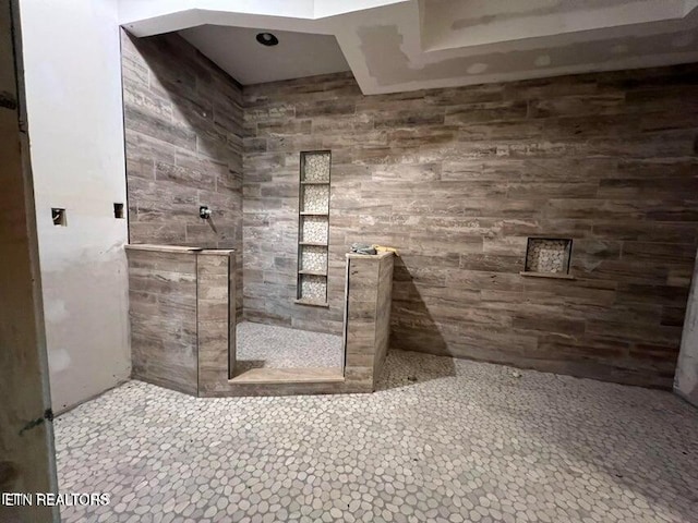 bathroom featuring tiled shower