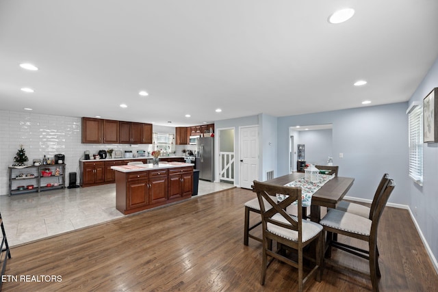dining area featuring visible vents, wood finished floors, and recessed lighting
