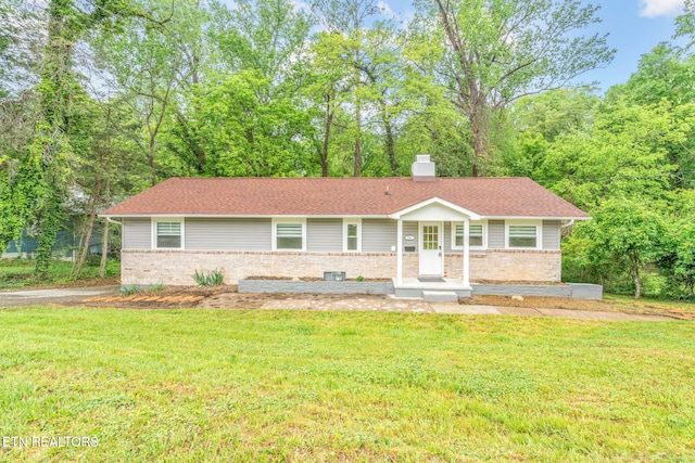 641 Pennsylvania Ave, Oak Ridge, TN 37830 - ranch-style home featuring a chimney, brick siding, a shingled roof, and a front lawn