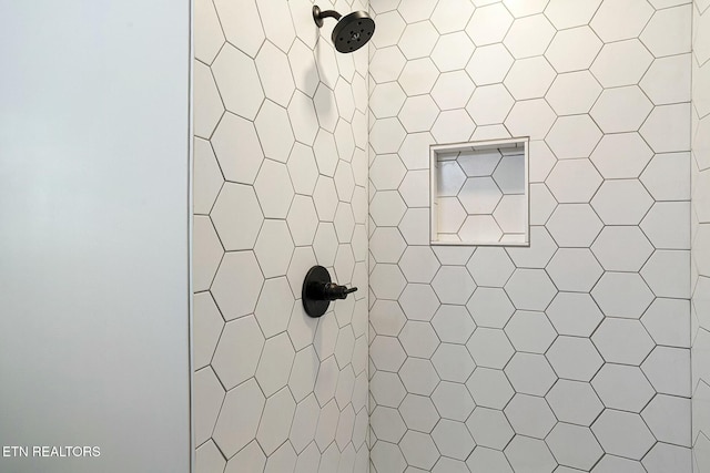 bathroom featuring tiled shower