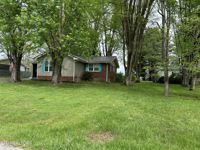 131 Oak Hill Dr, Jamestown, TN 38556 - exterior space with a front yard