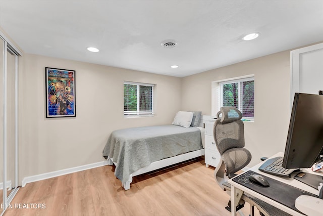 bedroom featuring baseboards, recessed lighting, visible vents, and light wood-style flooring