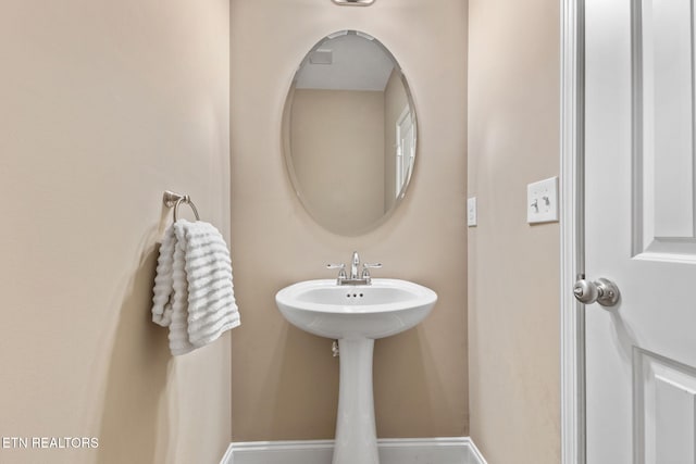 101 Fortenberry St, Oak Ridge, TN 37830 - bathroom with baseboards