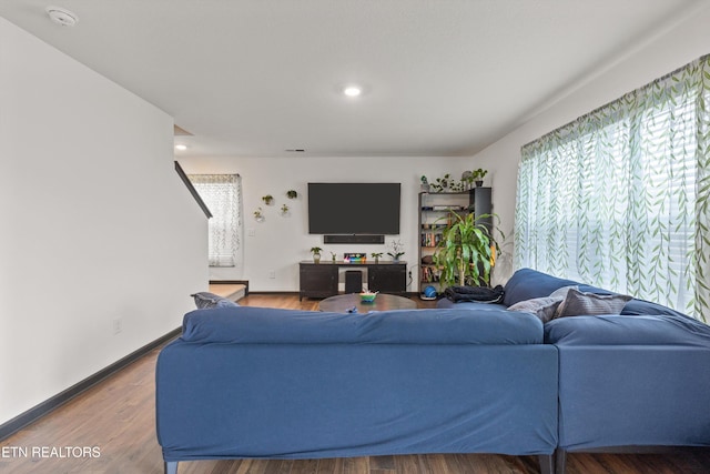 living room featuring baseboards, recessed lighting, and wood finished floors