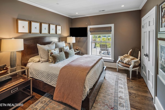 bedroom featuring wood finished floors, crown molding, visible vents, and recessed lighting