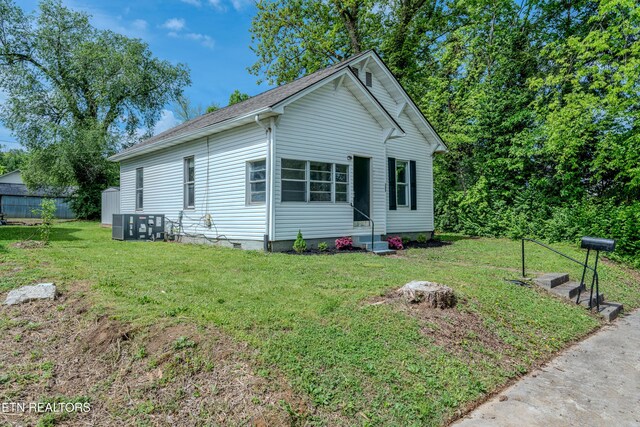 view of front of home featuring entry steps and a front lawn