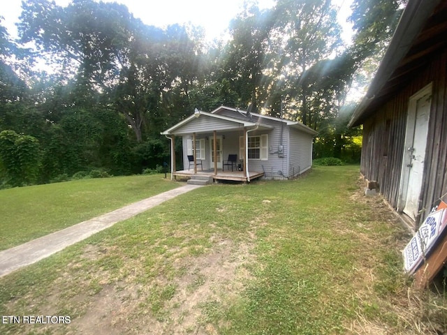 2789 Oak Grove Rd, Rocky Top, TN 37769 - bungalow-style house with a porch and a front lawn