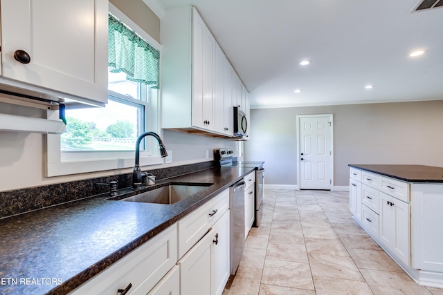 kitchen featuring crown molding, a sink, appliances with stainless steel finishes, visible vents, and recessed lighting