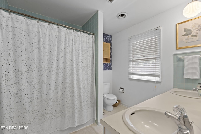 705 Kimbee Rd, Knoxville, TN 37923 - bathroom featuring visible vents, double vanity, curtained shower, toilet, and a sink