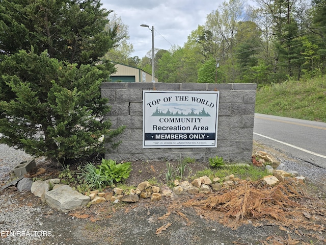 community sign featuring a detached garage
