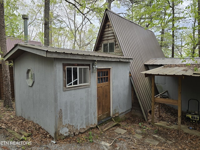 view of outdoor structure featuring an outbuilding