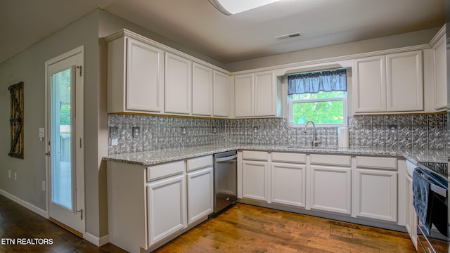 645 Bryce View Ln, Sevierville, TN 37876 - kitchen featuring a sink, dishwasher, electric stove, wood finished floors, and visible vents
