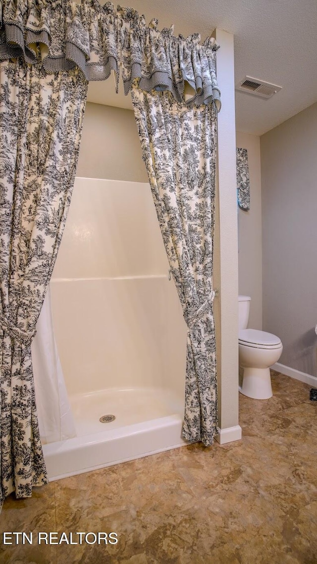645 Bryce View Ln, Sevierville, TN 37876 - full bath with toilet, visible vents, and a stall shower