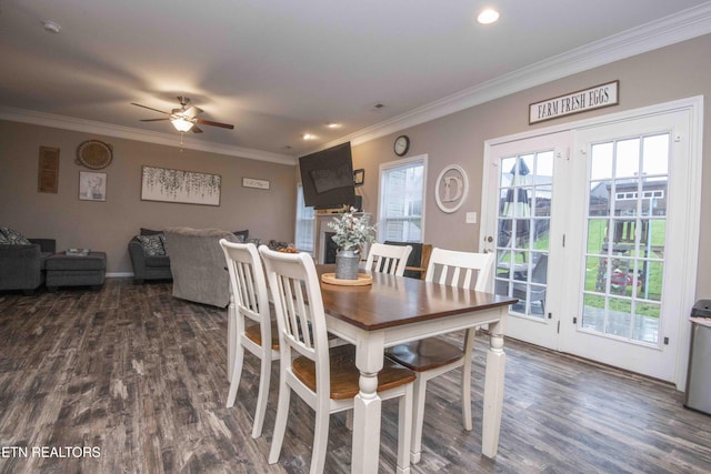 dining area featuring dark wood-type flooring, ornamental molding, ceiling fan, recessed lighting, and baseboards