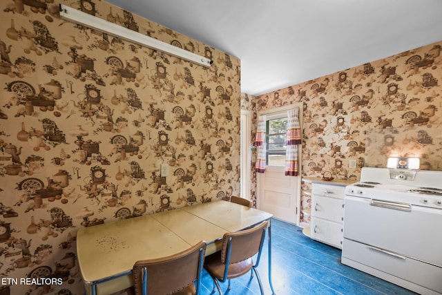 unfurnished dining area featuring wallpapered walls