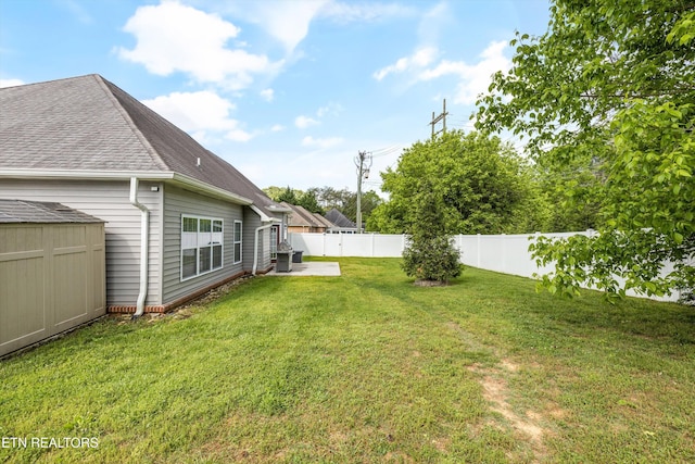 view of yard with a storage shed, an outdoor structure, and a fenced backyard