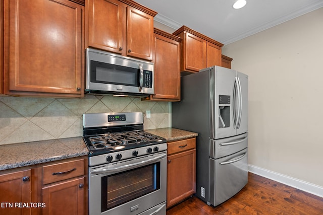 kitchen with crown molding, dark wood-style flooring, appliances with stainless steel finishes, baseboards, and tasteful backsplash