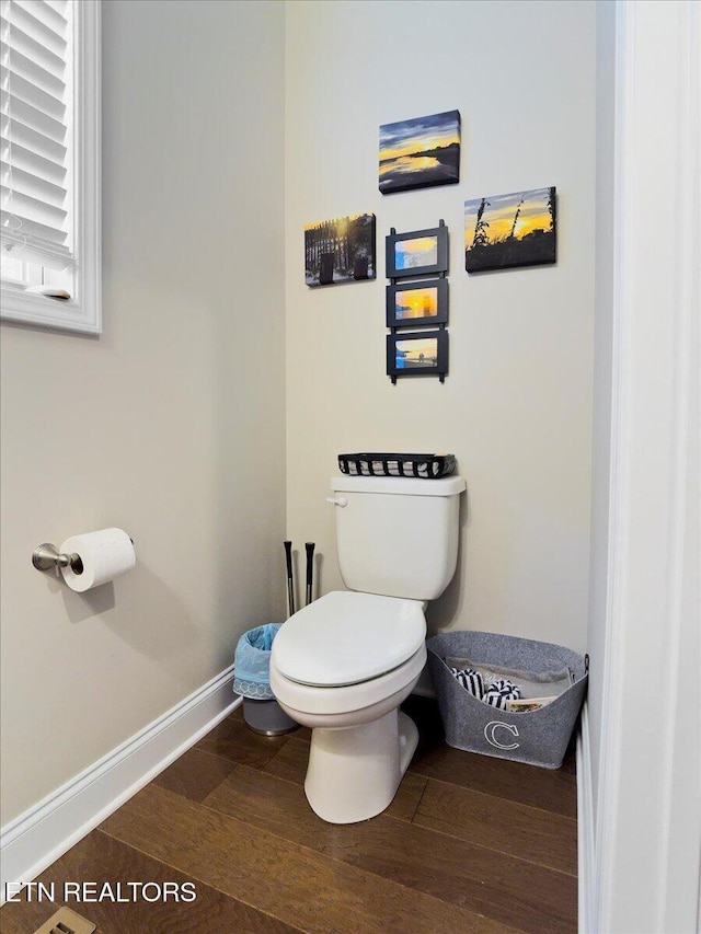 107 Mistletoeberry Rd, Oak Ridge, TN 37830 - bathroom featuring baseboards, wood finished floors, and toilet