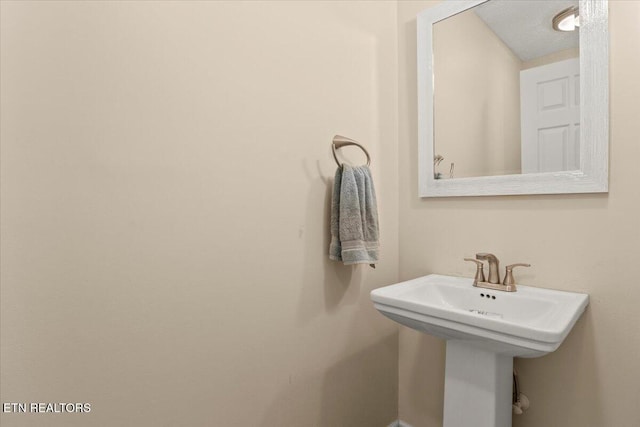 bathroom featuring a sink